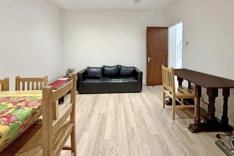 30 Colwyn Crescent, Hounslow, TW3 4AW