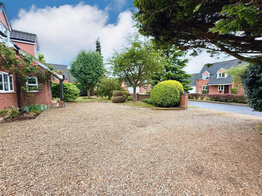 Spacious driveway