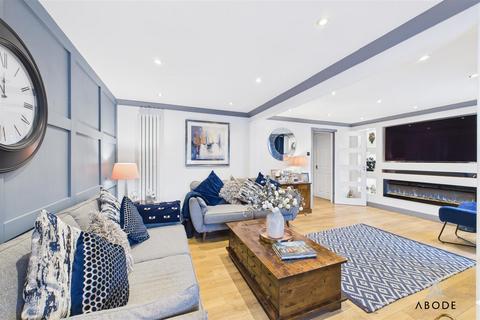 undefined, Pine Close, Burton-on-Trent DE14