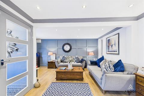undefined, Pine Close, Burton-on-Trent DE14