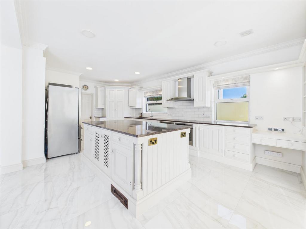 CAM04392 G0-PR0111-STILL011.jpg