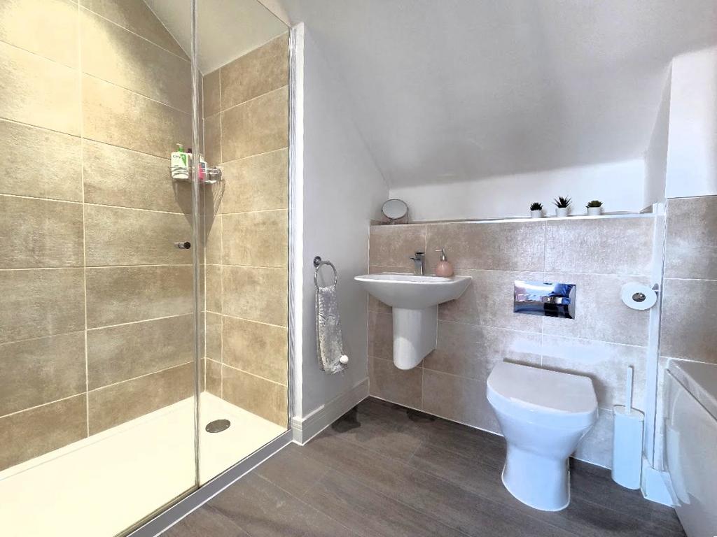 En-suite to Master bedroom