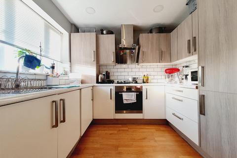 2 bedroom flat to rent, Honeypot Lane, Stanmore