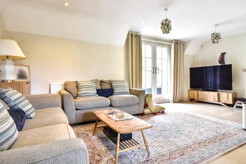 2 bedroom penthouse for sale, Frensham Road, Farnham, Surrey, GU9