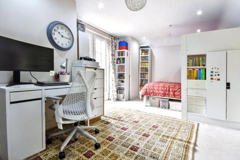 2 bedroom penthouse for sale, Frensham Road, Farnham, Surrey, GU9