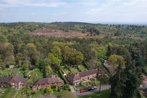 28 Tyndalls, Hindhead, GU26 6AP