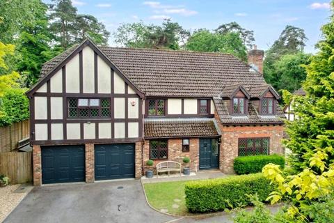 2 Caerleon Close, Hindhead, GU26 6PL