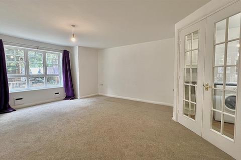 8 Newcombe Gardens, Hounslow, TW4 5DN