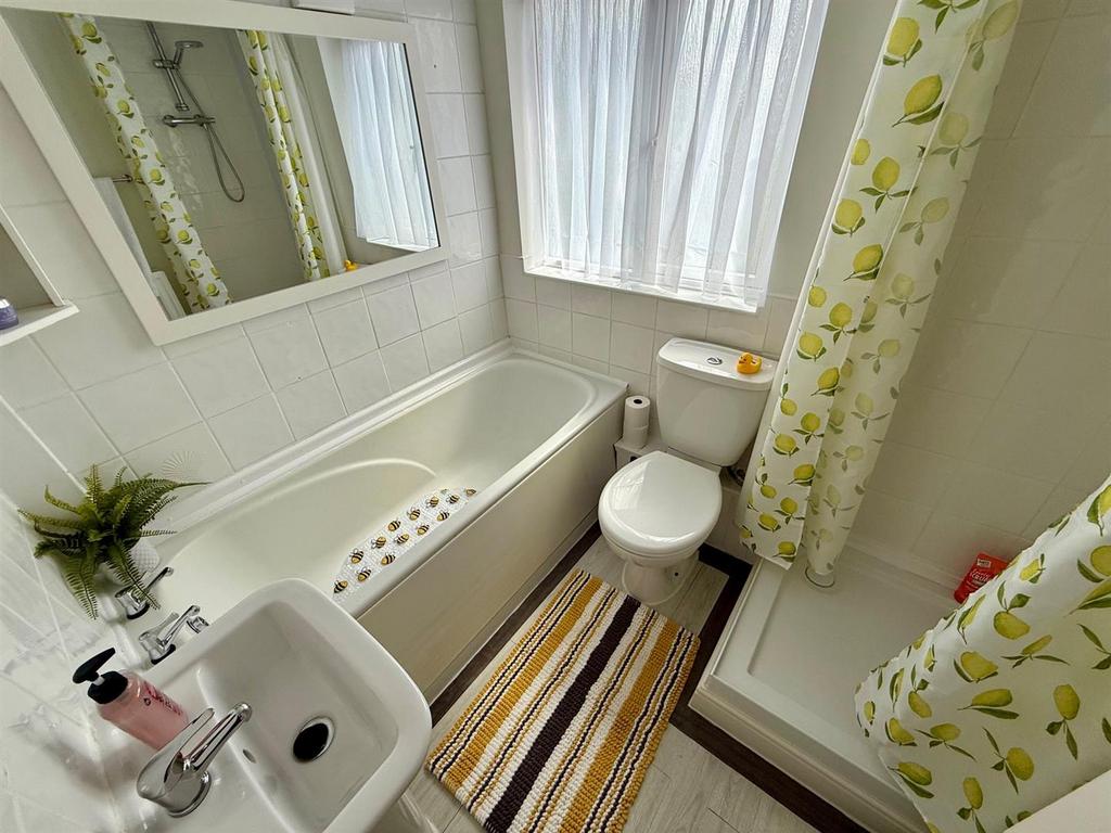 CR52 Bathroom.jpg