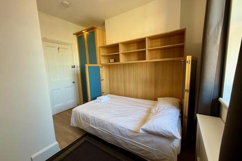 Studio to rent, Fulham Palace Road, Fulham, London, W6