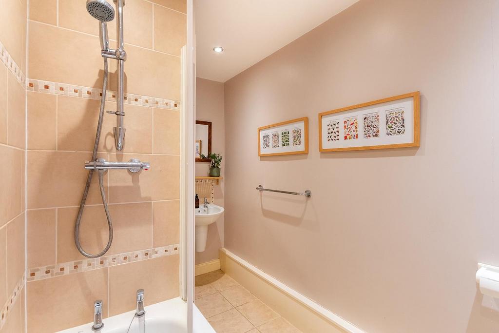 0 S4 RAV - Bathroom B.jpg