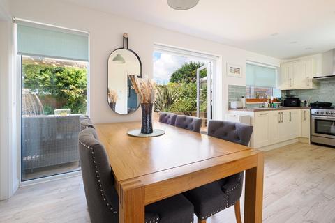 18 Southmead Close, Folkestone, CT19 5LH