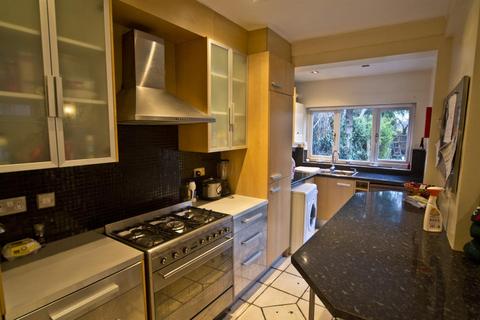 4 bedroom semi-detached house to rent, *£105 pppw Excluding Bills * Gordon Road, West Bridgford, Nottingham, NG2