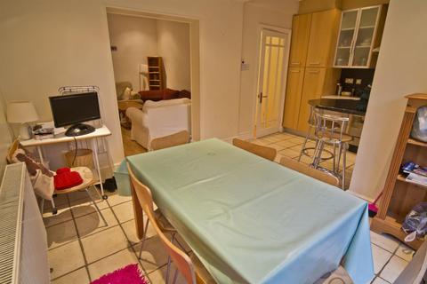 4 bedroom semi-detached house to rent, *£105 pppw Excluding Bills * Gordon Road, West Bridgford, Nottingham, NG2