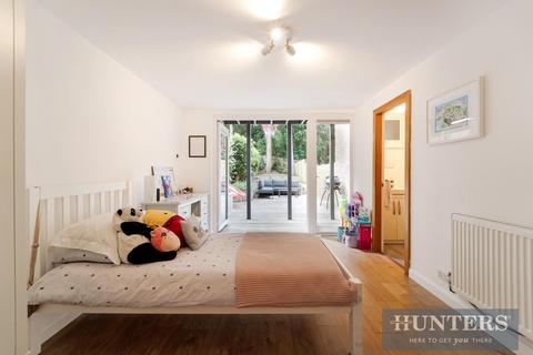 10 Barrow Hill Close, Worcester Park, KT4 7PT