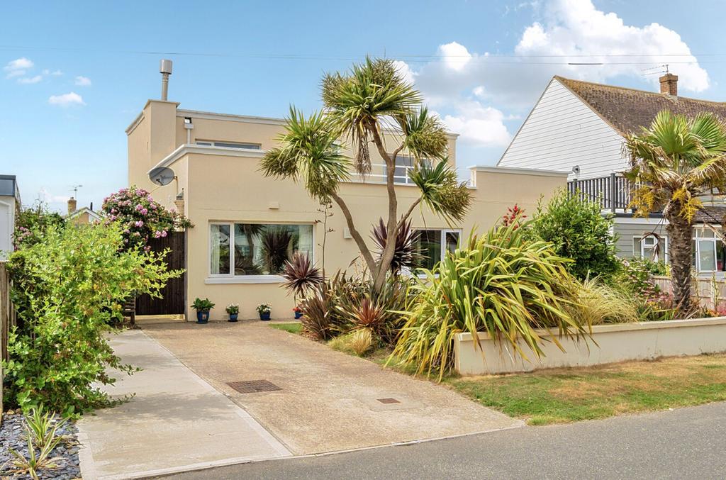 Southdean Drive, Middleton-On-Sea, PO22 3 bed detached house - £575,000