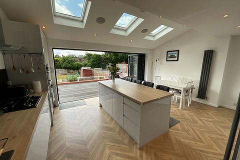 3 bedroom semi-detached house for sale, Hawthorne Road, Halesowen B63
