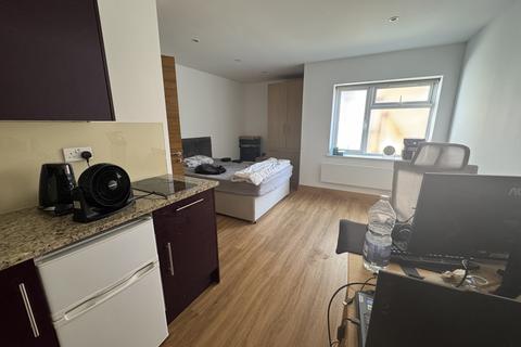 Studio to rent, Sunny Place, London NW4