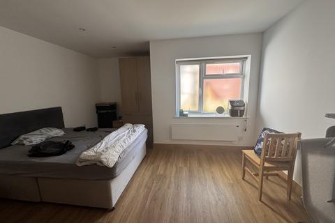 Studio to rent, Sunny Place, London NW4