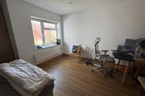 Studio to rent, Sunny Place, London NW4