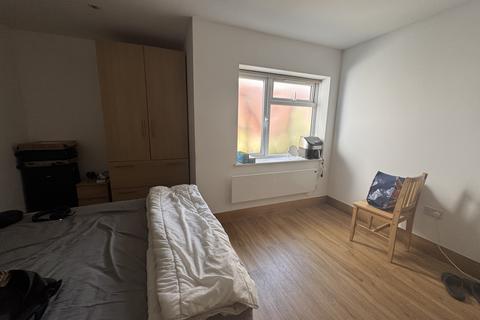 Studio to rent, Sunny Place, London NW4