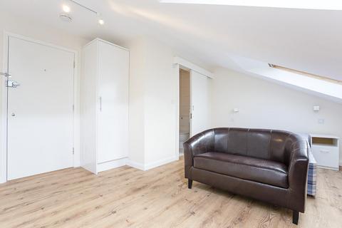 Studio to rent, Bunns Lane, Mill HIll, London, NW7
