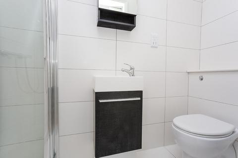 Studio to rent, Bunns Lane, Mill HIll, London, NW7