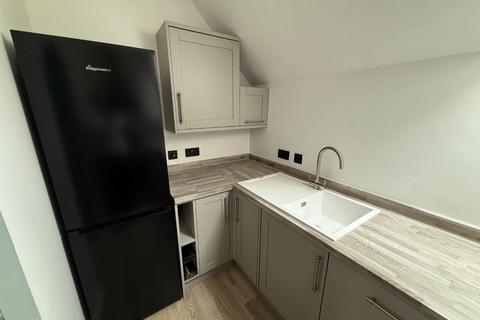 2 bedroom coach house to rent, Birkdale Close, Swindon