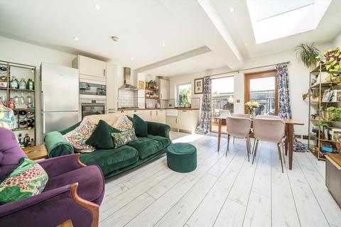 2 bedroom maisonette for sale, Lyveden Road, London SW17