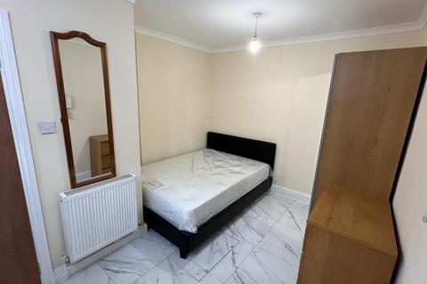 Studio to rent, 85 Hammersmith Road, London, W14