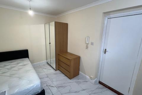 Studio to rent, 85 Hammersmith Road, London, W14