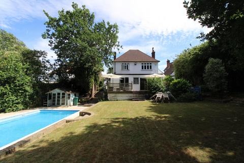 15 Winchester Park, Bromley, BR2 0PY