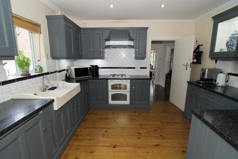 15 Winchester Park, Bromley, BR2 0PY