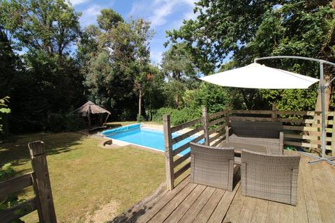 15 Winchester Park, Bromley, BR2 0PY
