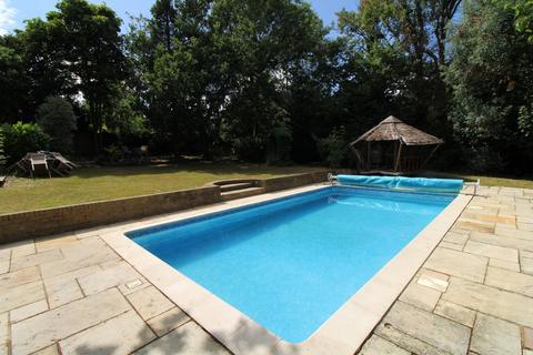 15 Winchester Park, Bromley, BR2 0PY