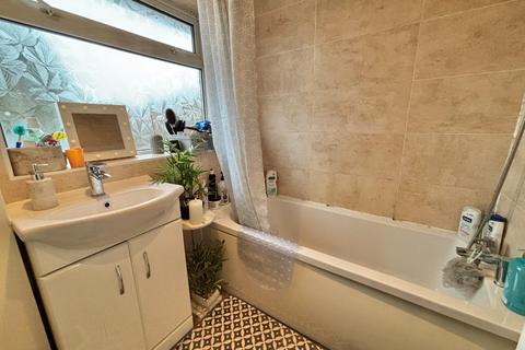 3 bedroom end of terrace house for sale, Avon Drive, Kings Heath, Northampton NN5