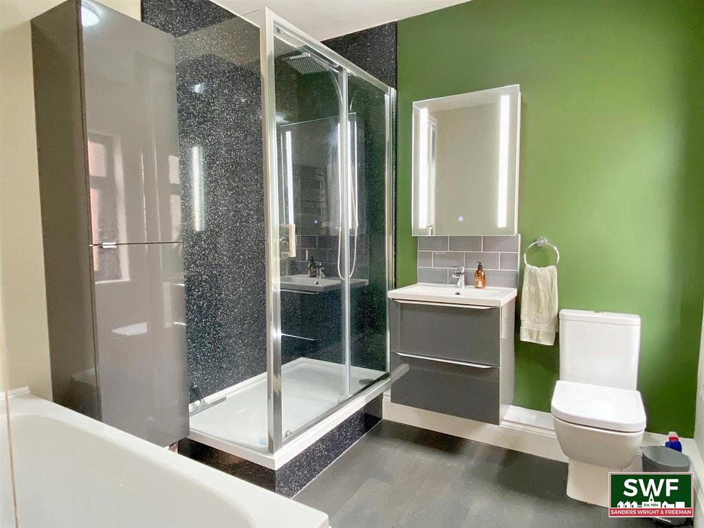 Bathroom1.1.jpg