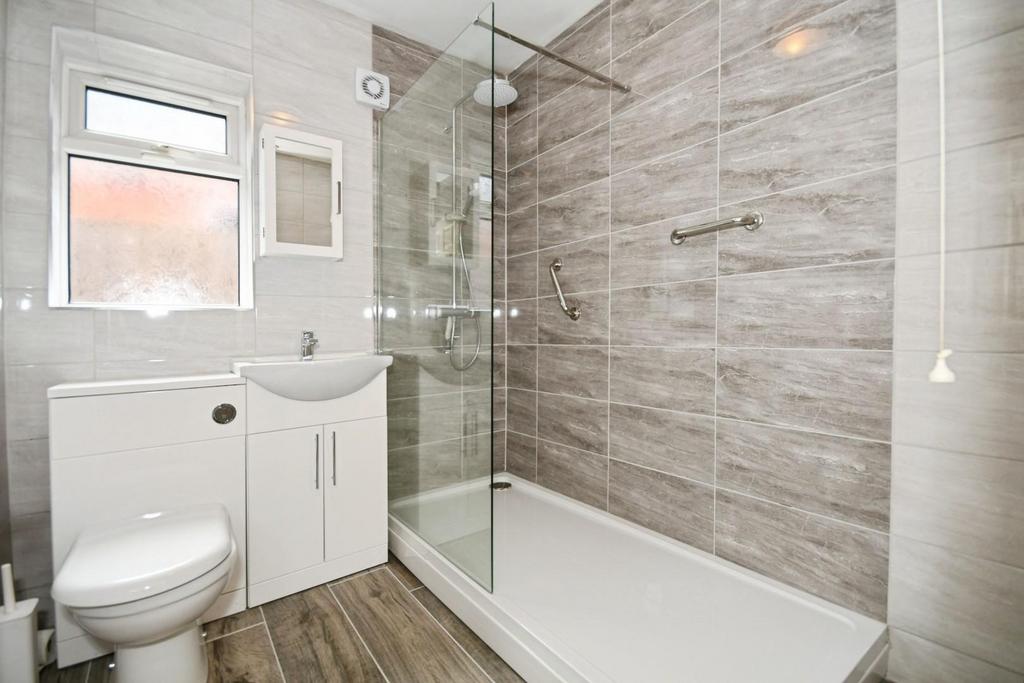 SHOWER ROOM.jpg