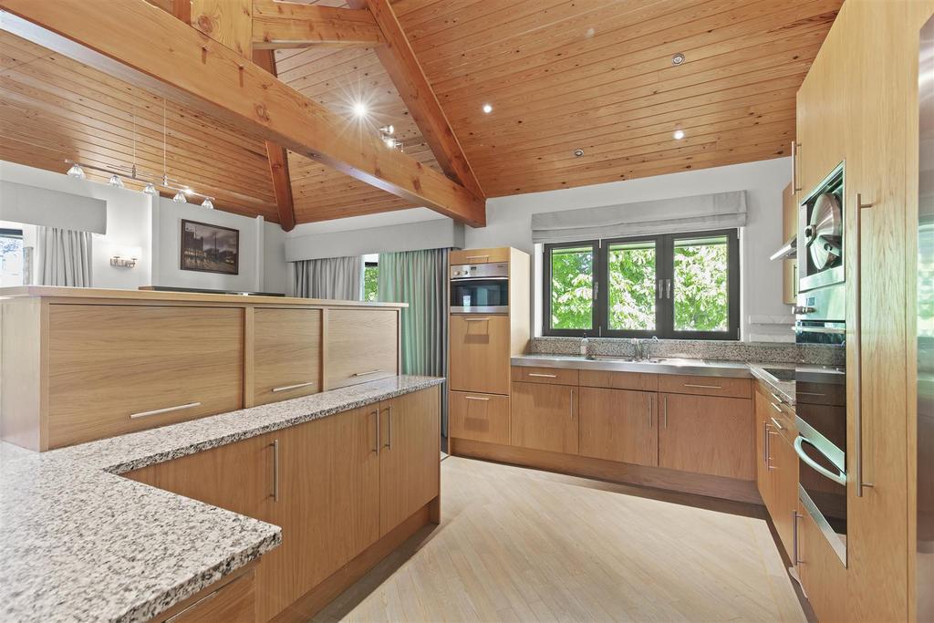 Kitchen 2.jpg