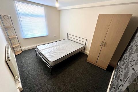 2 bedroom flat to rent, Wood Street, Northamptonshire NN16