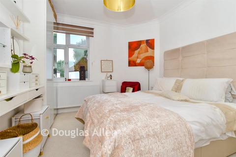 1a Compton Avenue, Romford, RM2 6ET