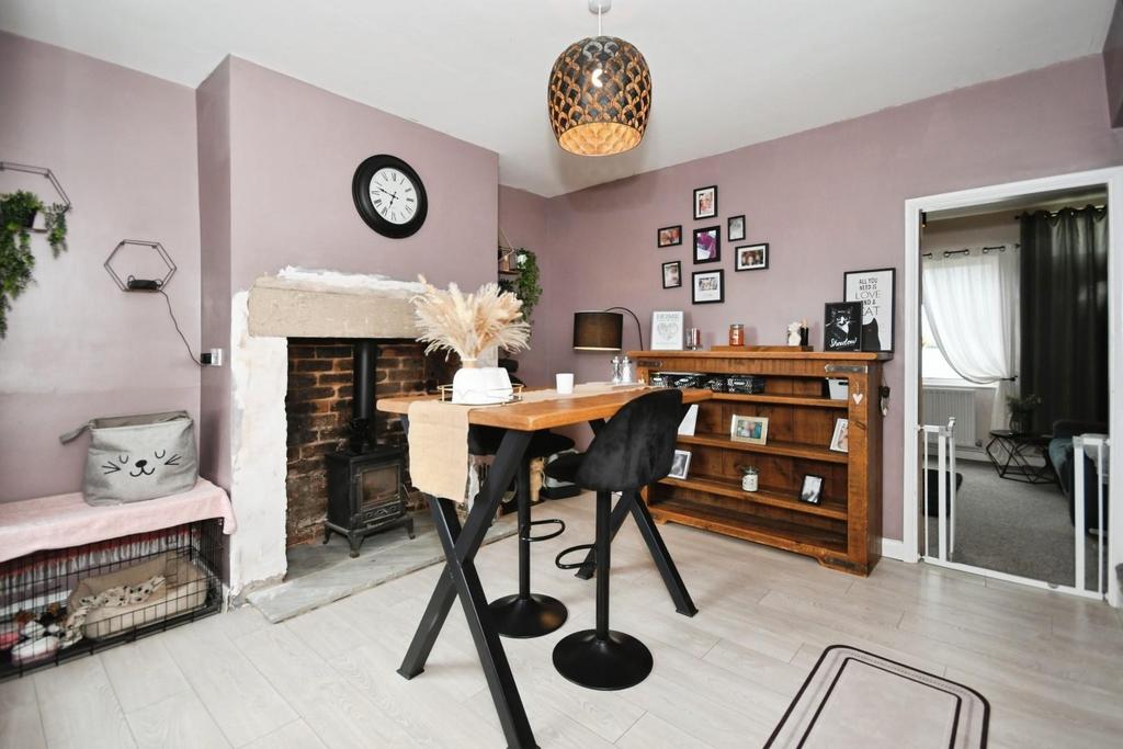 DINING ROOM 01.jpg