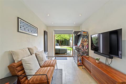 31 Avenue Road, Hampton, TW12 2BH