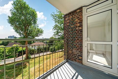 3 bedroom flat for sale, Winterfold Close, London, SW19