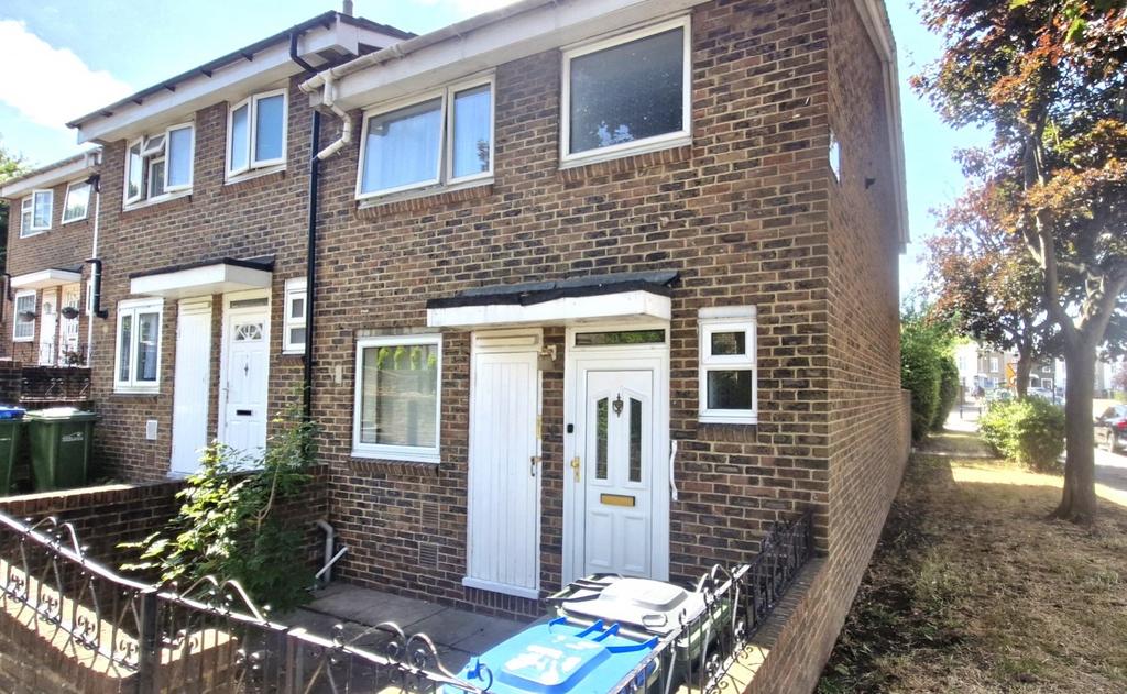 Raglan Road, London, SE18 3 bed terraced house - £2,200 pcm (£508 pw)