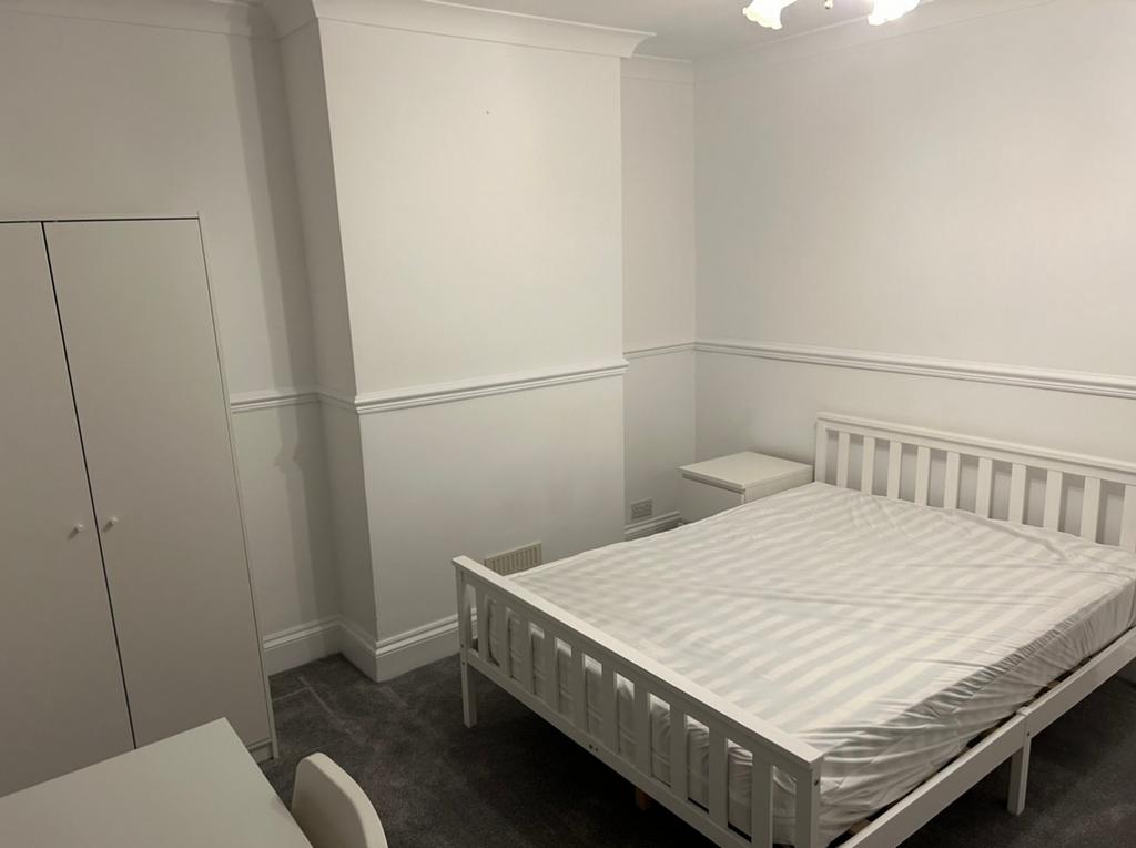 A spacious and tidy double bedroom, perfect for...