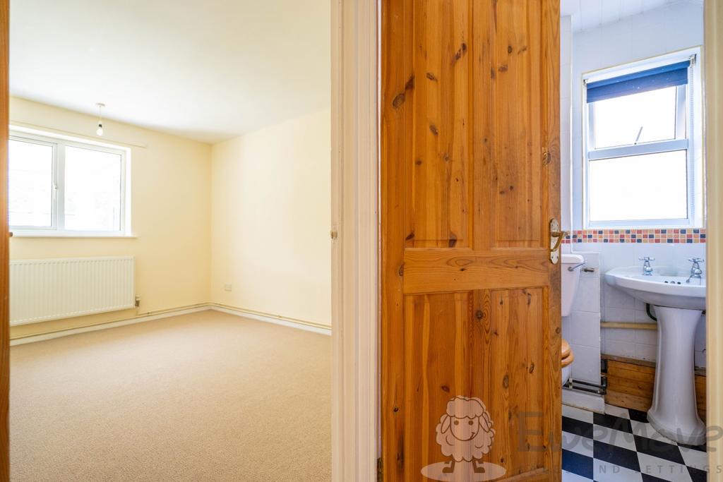 Double Bedroom Adjacent to Bathroom