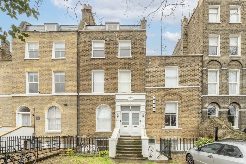 Clapham Road, London SW9 3 bed flat to rent - £3,800 pcm (£877 pw)