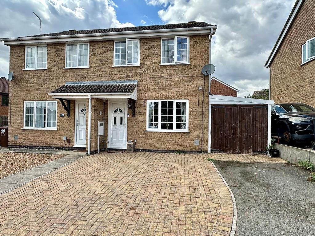 East Rising 12864 East Rising, East Hunsbury... 3 bed semi-detached house - £269,500