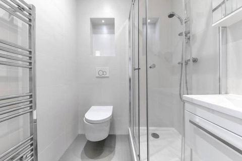 Studio to rent, Kilburn High Road, London, NW6